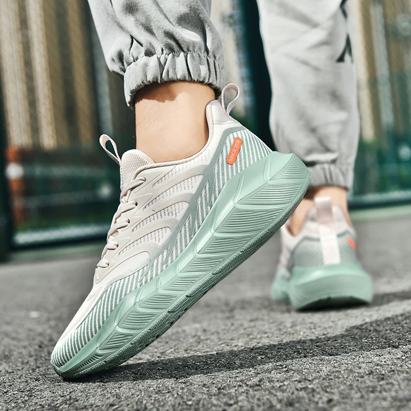 

Новые студенческие кроссовки на шнуровке. Мужские амортизирующие эластичные дышащие кроссовки. Профессиональная обувь для марафона.