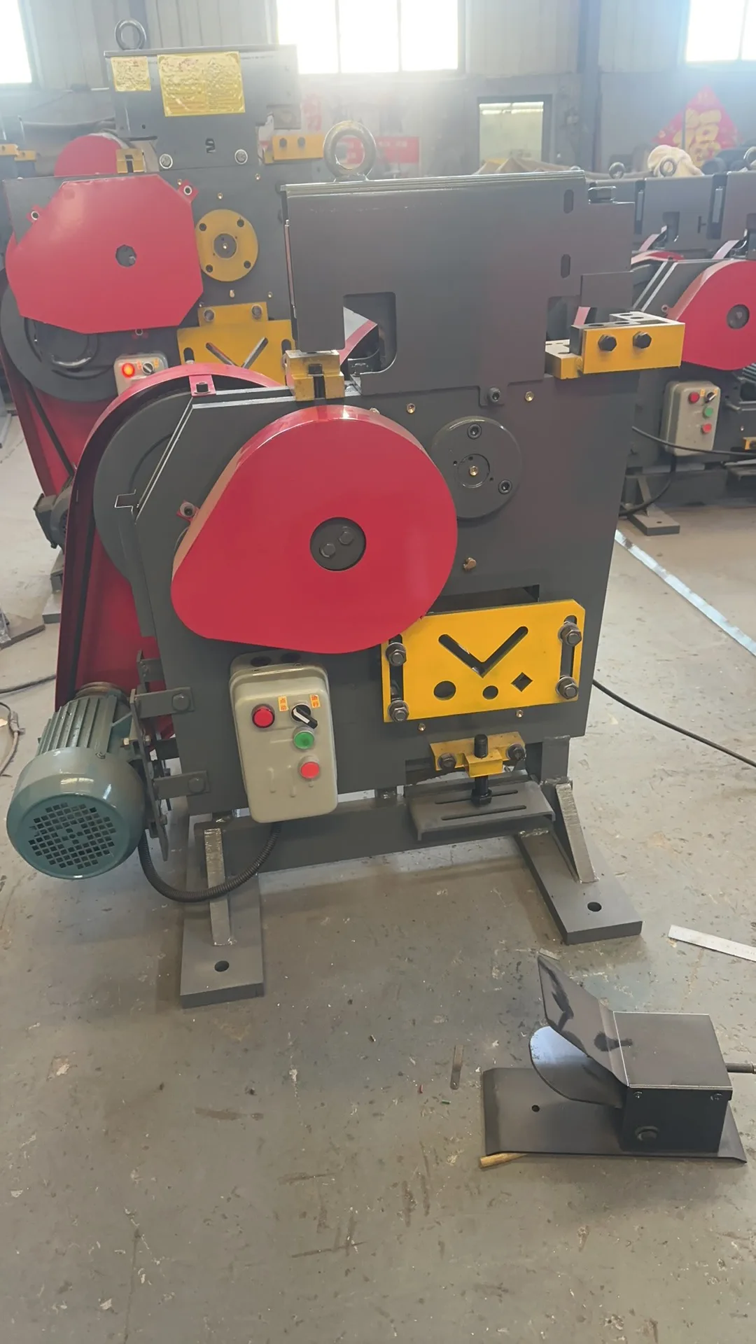 Electric Hydraulic Steel Plate Punching Shearing Machine, Small Industrial Metal Cutter with 8mm 10mm 12mm Processing Thickness