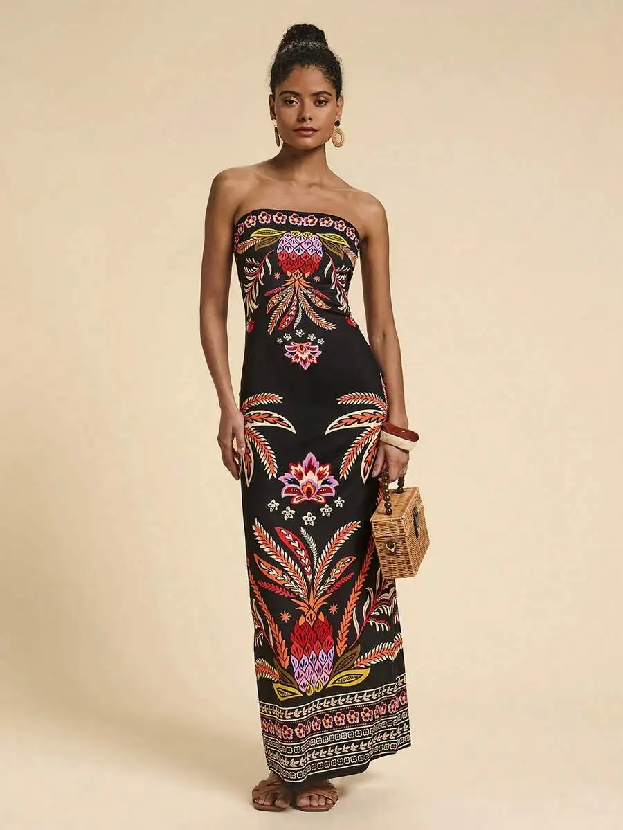 

Черное платье макси без бретелек с ярким цветочным и геометрическим принтом, в стиле летнего отдыха