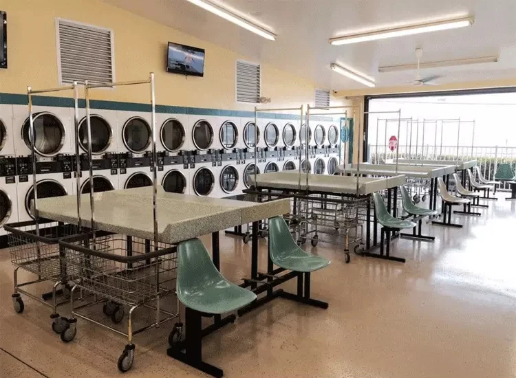 Wäschekorb aus verchromtem Draht, Wäschekorb mit Rad