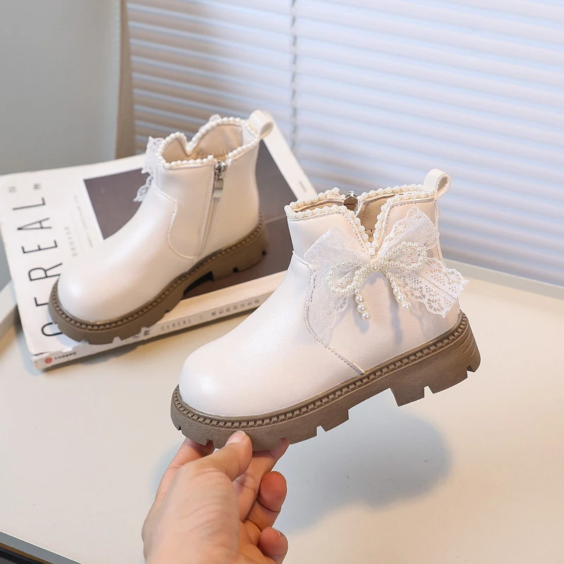 

Элегантные повседневные кожаные ботинки для девочек, новые модные детские короткие сапоги принцессы для свадебной вечеринки, детские милые ботильоны с кружевом и бантом