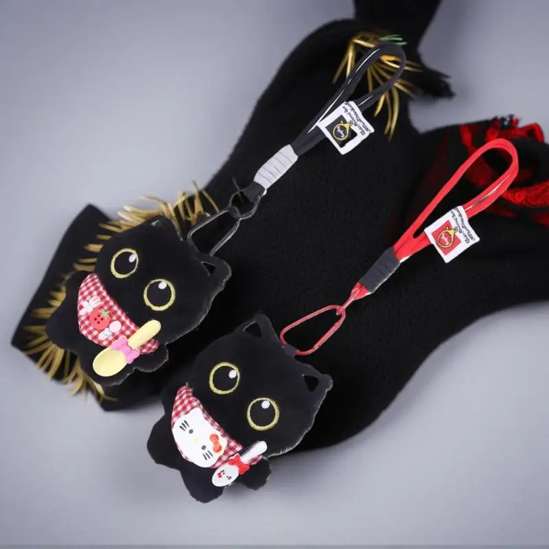 Nowatorski wzór dla par: Breloczek z pluszową figurką czarnego kota do kluczyków samochodowych i akcesoriów do torebek.