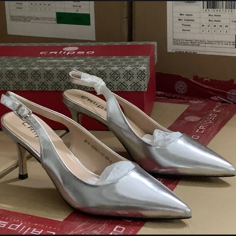 

Новые женские босоножки 2025 года с серебристым заостренным носком на высоком каблуке, модные универсальные с ремешком на щиколотке, из искусственной кожи, с низким вырезом