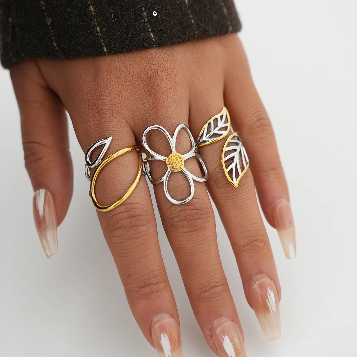 Stainless Steel Hollow Daisy Flower Ring for Women Simple 18K Gold PVD Plated Open Ring Anti Allergic Rust Proof Stylish Jewelry