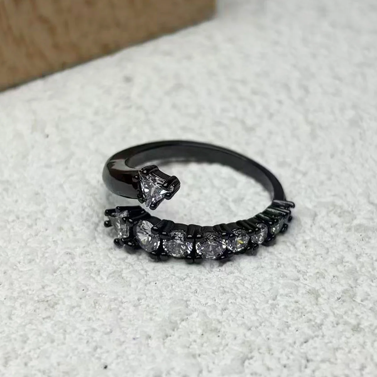 2026 جديد أسود كريستال مجموعات مجوهرات الأسود مخلب على شكل الأذن كليب الأصلي هندسية حلقة قلادة القرط Charms هدية للنساء