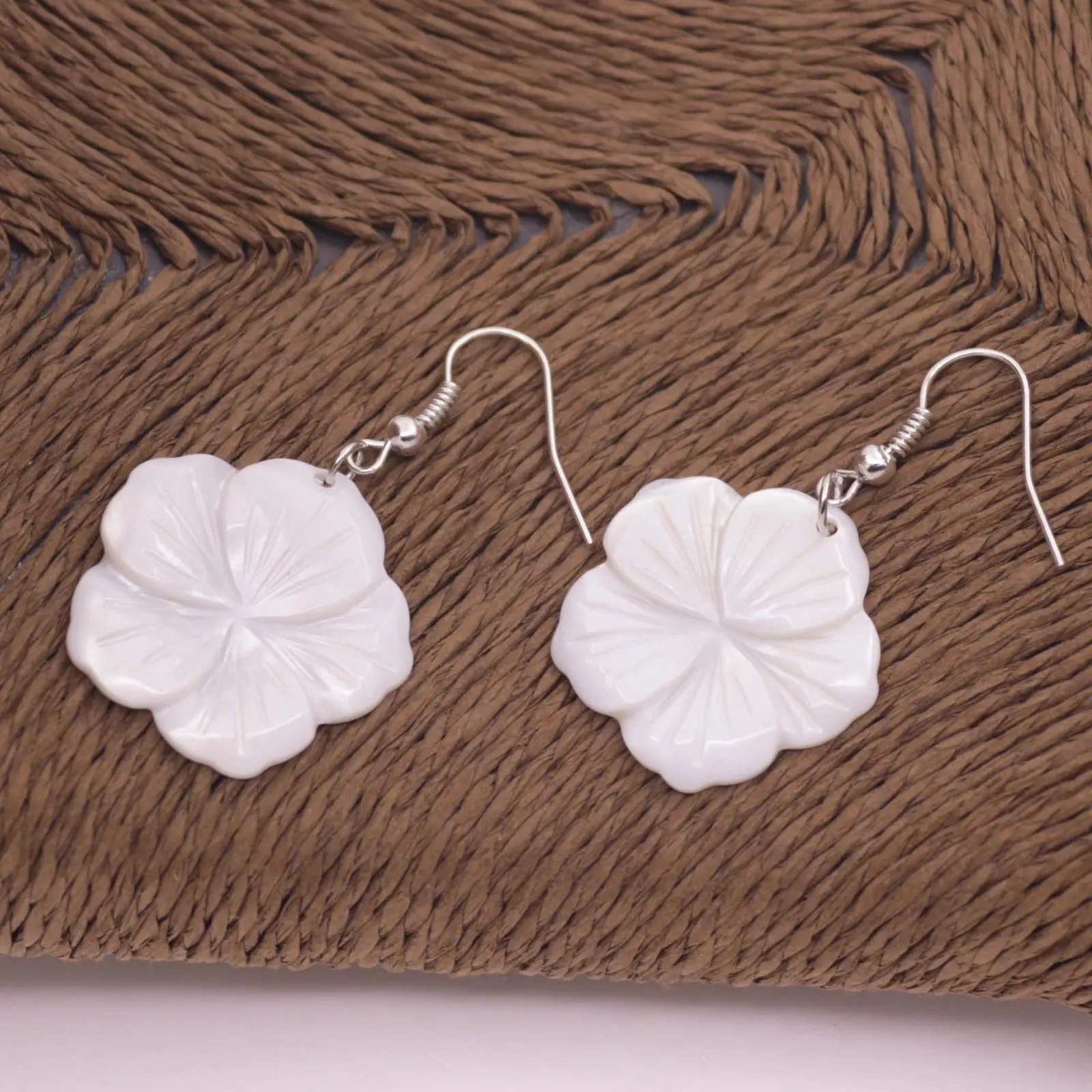Natural Shell White Mother of Pearl Drop/Dangle Hook Earring Beauty 25mm Flower Teardrop Dangle Hook Earrings for Women