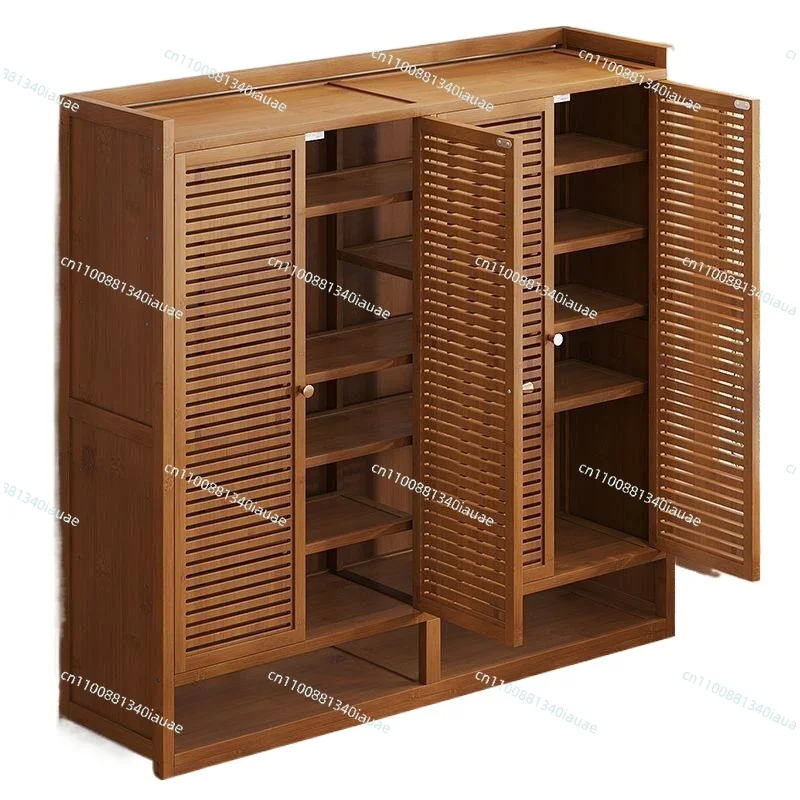 

Входная зона дома защищена от пыли, а напольная полка для обуви у входа имеет многоуровневое хранение и большую вместимость.