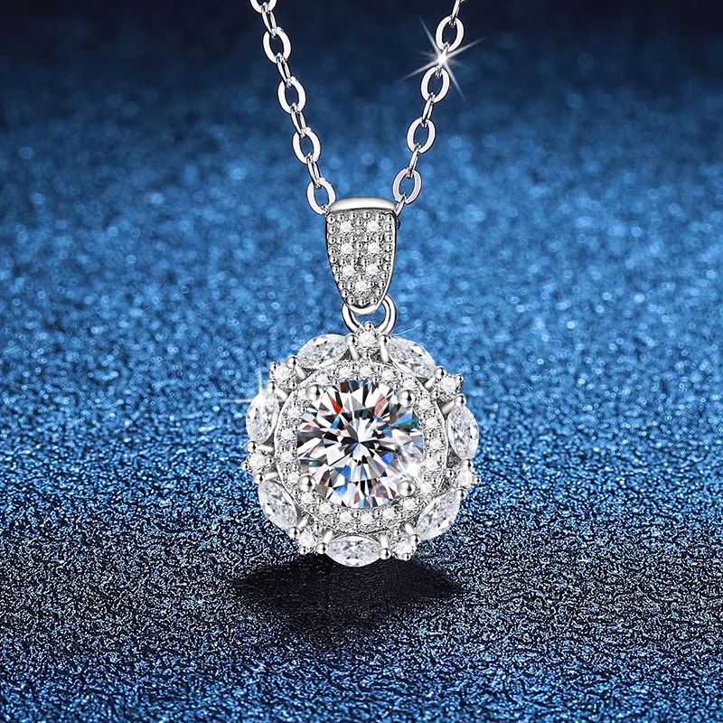 

European and American Platinum PT95018k Gold Necklace with Moissanite Sparkling Starry Sky Necklace 1 Carat D-Color Moissanite