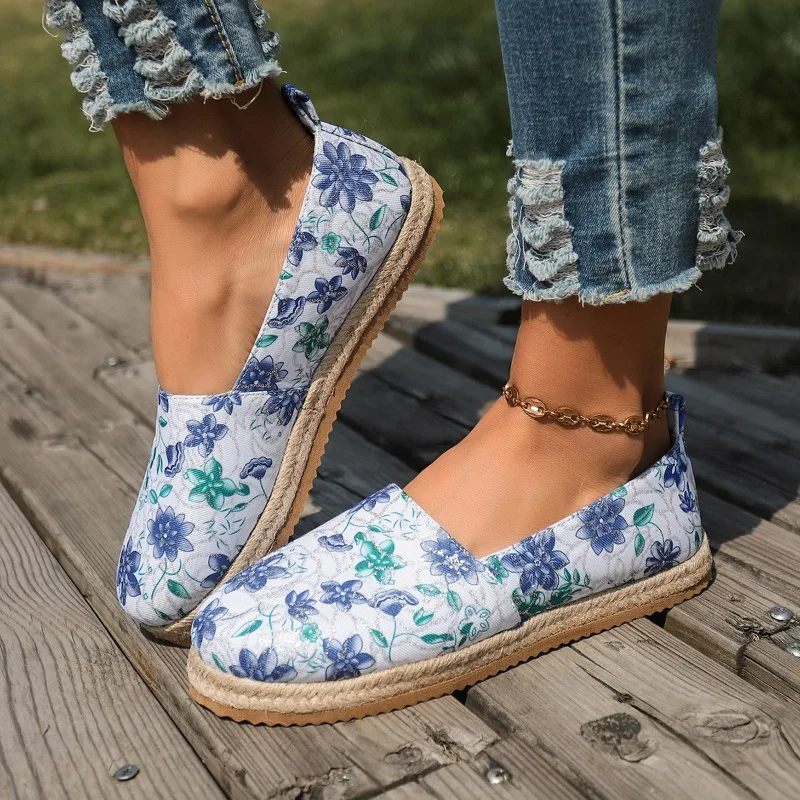 Alpargatas Boho con Estampado Floral Azul para Mujer - Punta Redonda, Suela de Yute Tejida, Cómodas para Caminar en la Playa en Verano