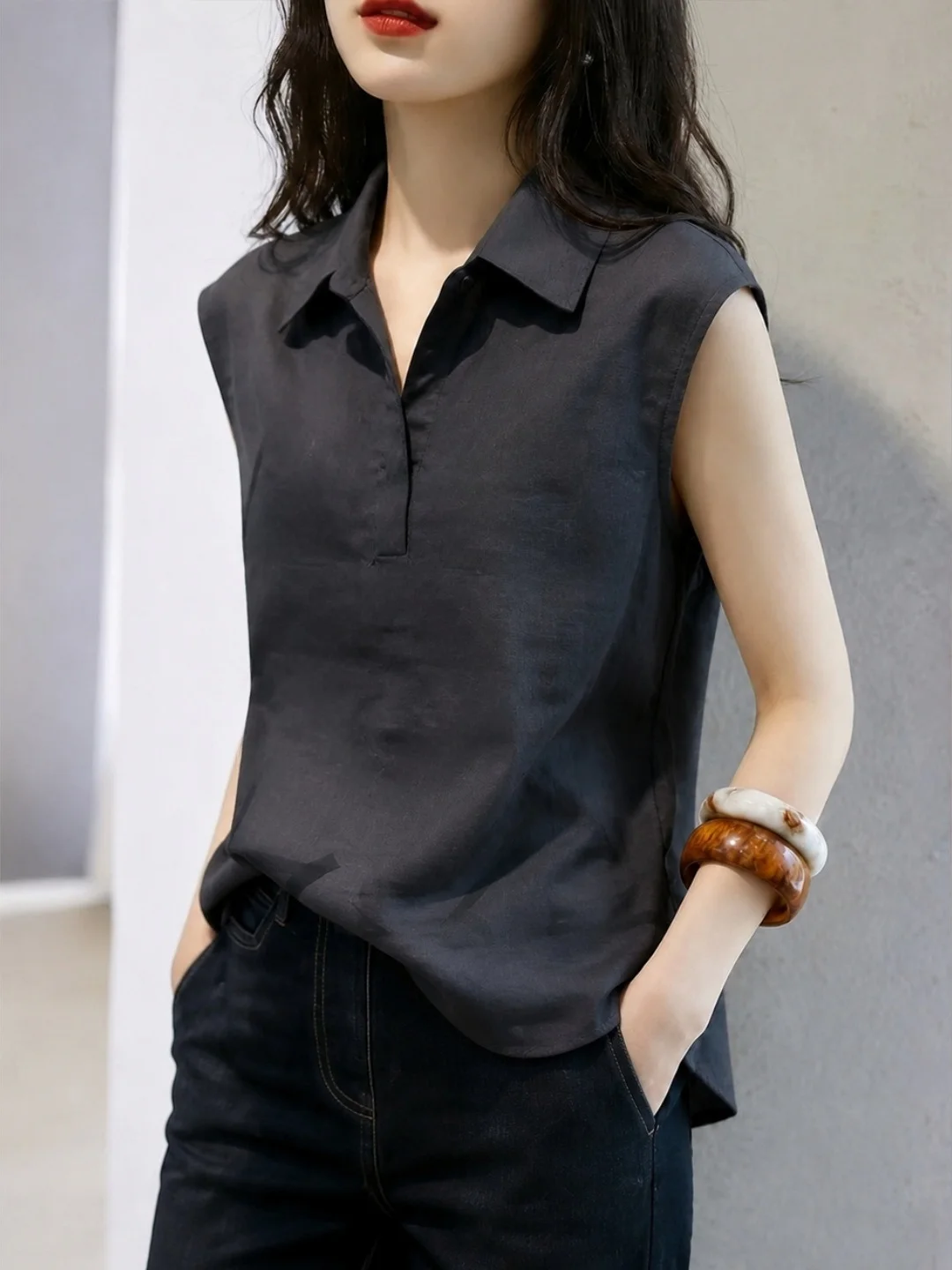 

Ladies Casual Sleeveless Shirt Korean Style Trendy Design Collar Vest Summer 2026 Fashionable Age-Defying Straight Cut Silk Top