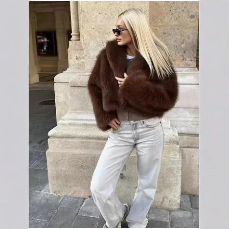 سترة نسائية شتوية من فرو المنك لعام 2025 معطف فرو صناعي مفصل مريح للسيدات ملابس خارجية قصيرة على طراز مترهل من الفرو الاصطناعي