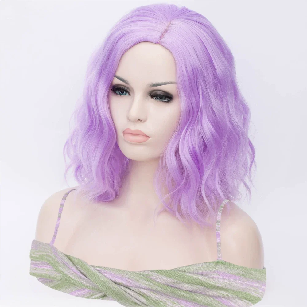 المرأة الاصطناعية قصيرة مجعد الضوء الأرجواني شعر مستعار مع الانفجارات الجانبية لوليتا حفلة تأثيري هالوين شعر مستعار مقاومة للحرارة