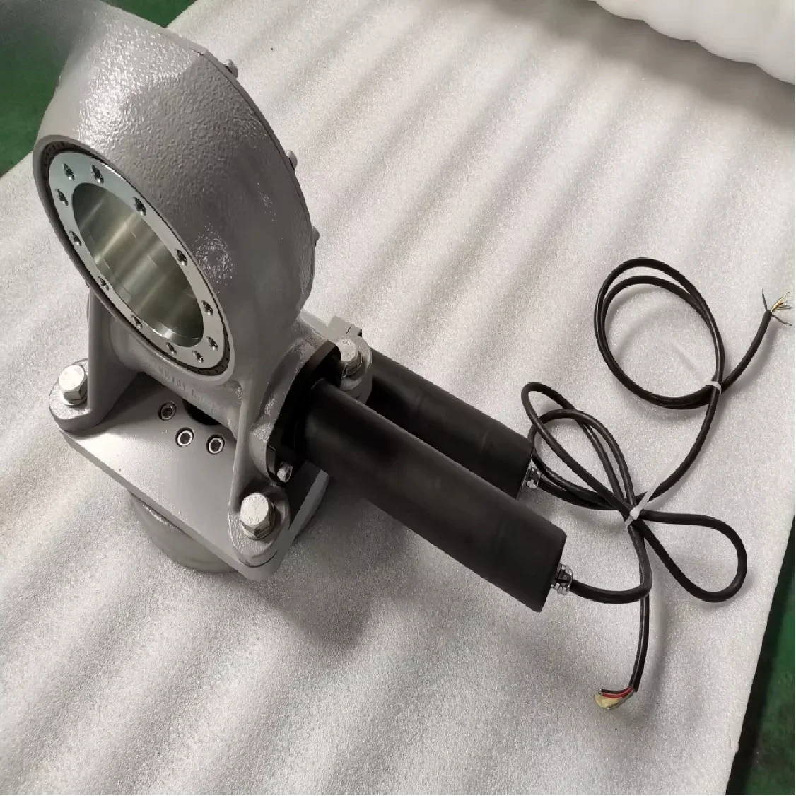 Electric dual-shaft rotary drive SE14 SDE14 SDD14 SVH14 ring gear 24v DC motor for solar tracker machinery industry
