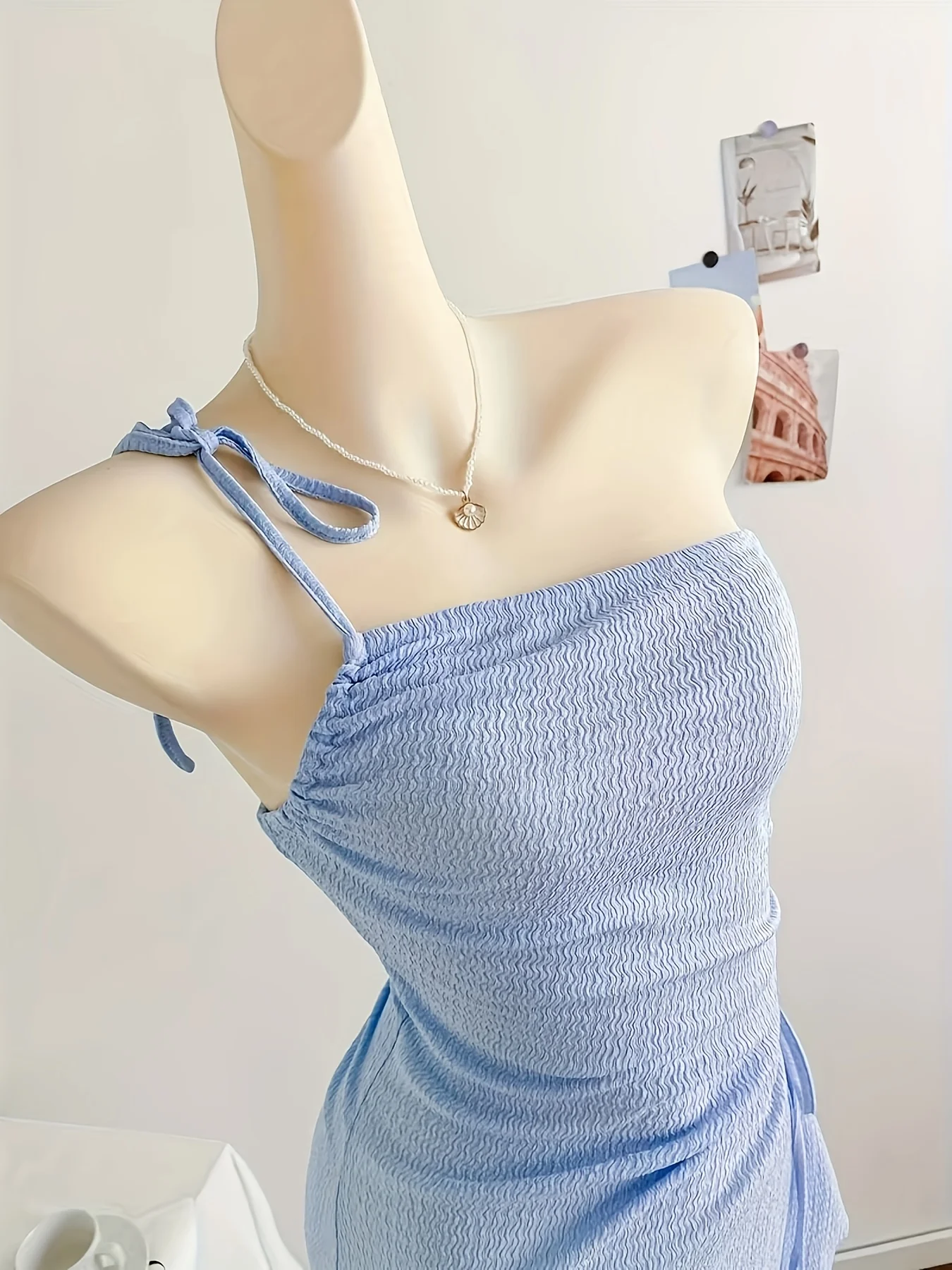 Hellblaues, plissiertes, schulterfreies Camisole-Kleid für Damen mit seitlichen Hohlpflätzen und asymmetrischem Saum, enganliegendes Sommer-Clubkleid – Detail 4
