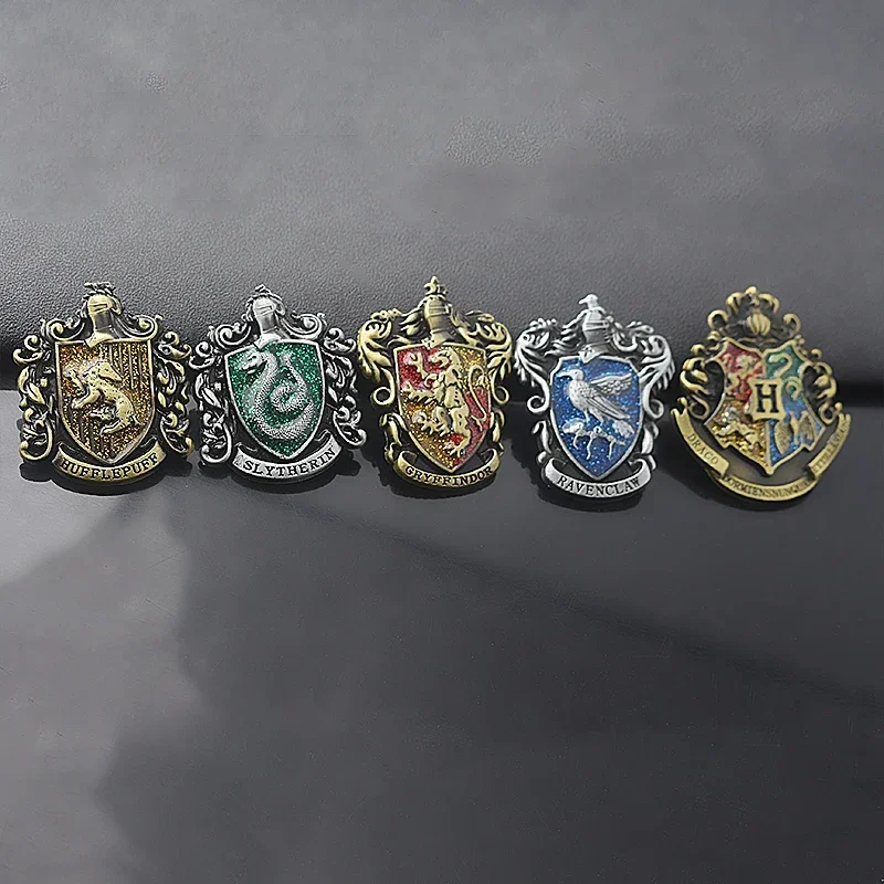 Harry Potter Pin de solapa Hogwarts Magic Academy broche de ropa Collar esmalte Pin accesorios Gryffindor Slytherin insignia regalos