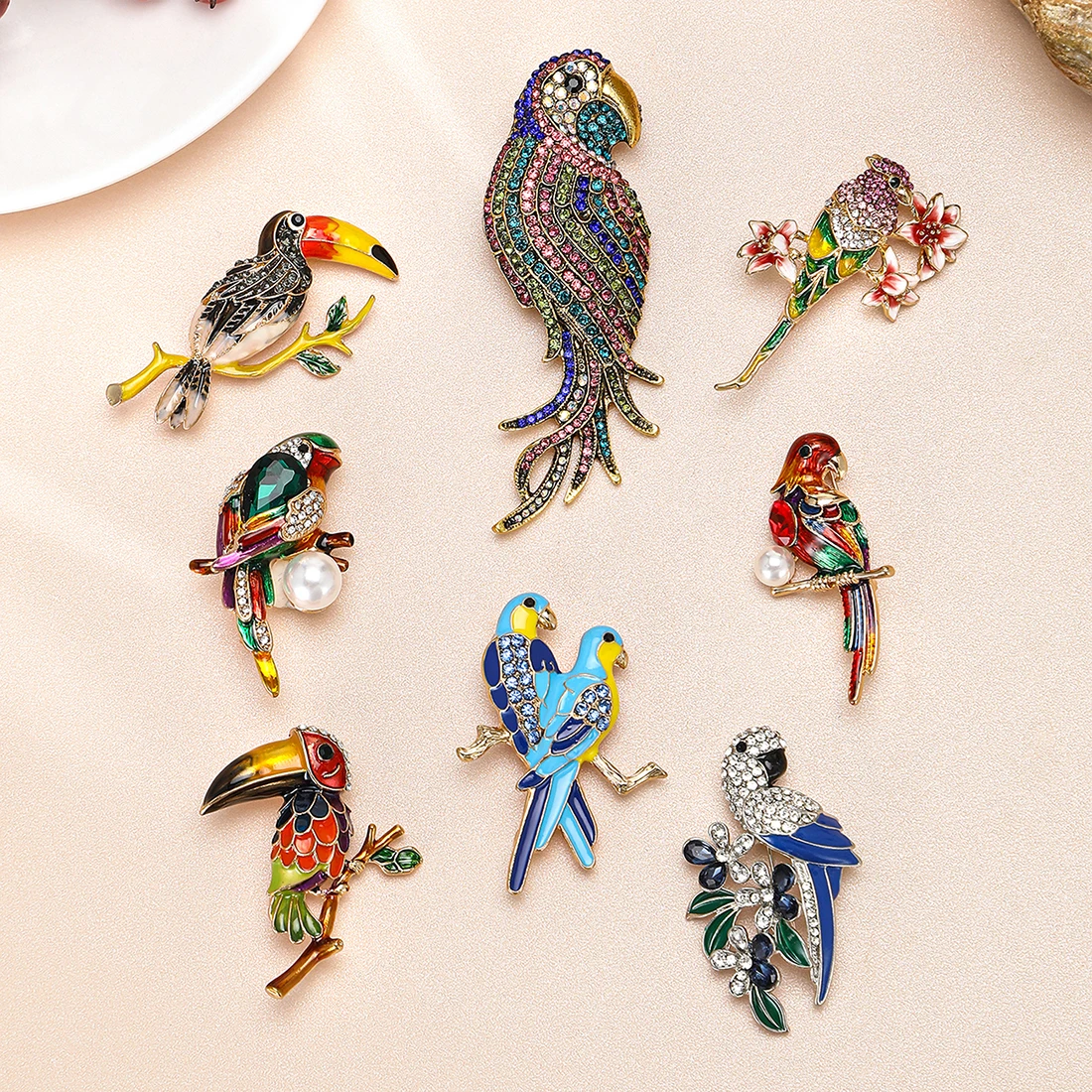 Beautiful Rhinestone Parrot Brooches for Women Unisex Bird Pins Multi-color Available Casual Party Jewellery Accessories Gifts