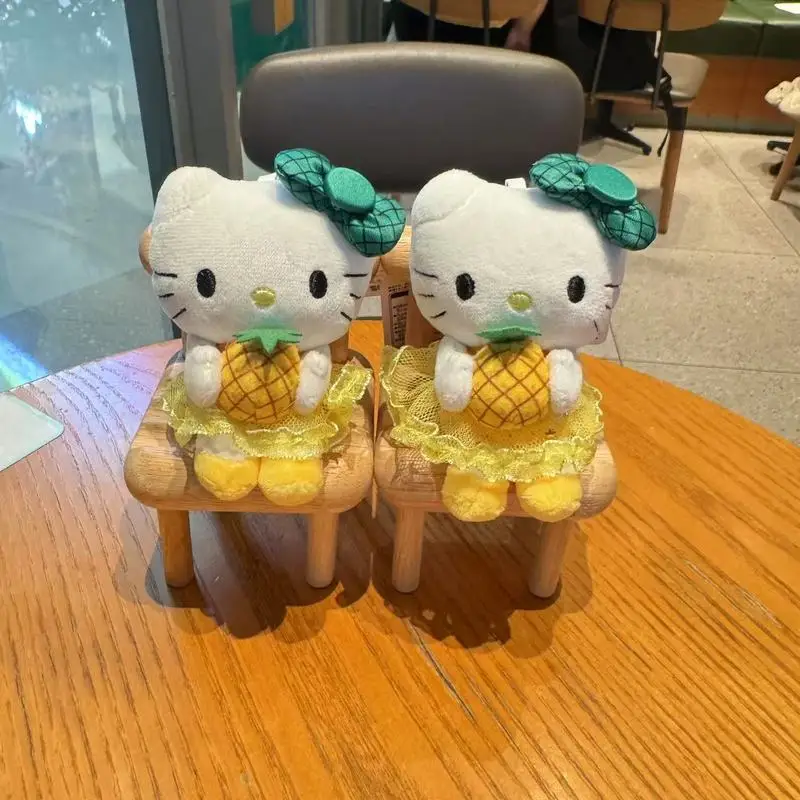 

Аниме Hello Kitty, плюшевая кукла, брелок для девочек, милая школьная сумка, подвеска, украшение Kitty, держащий ананас, полипропиленовая хлопковая начинка, игрушка в подарок