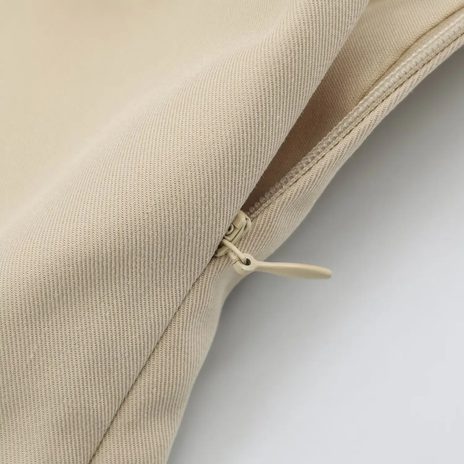 Sommerliches ärmelloses Rüschenkleid für Damen, V-Ausschnitt, hohe Taille, schicke Knopfverzierung, Mini-Kleid, lässiges Damenkleid für den Alltag. – Detail 9