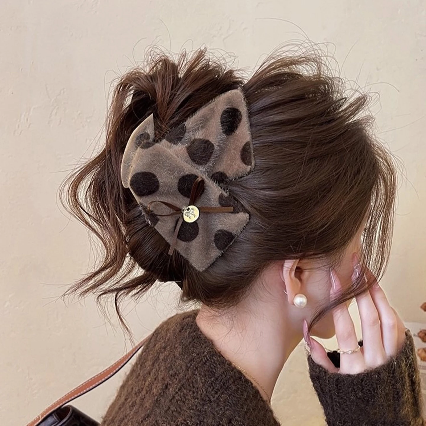 1 clip de pelo triangular con lazo de lunares de piel de visón premium de otoño e invierno, nuevo y elegante clip de tiburón para el pelo de oficina coreano