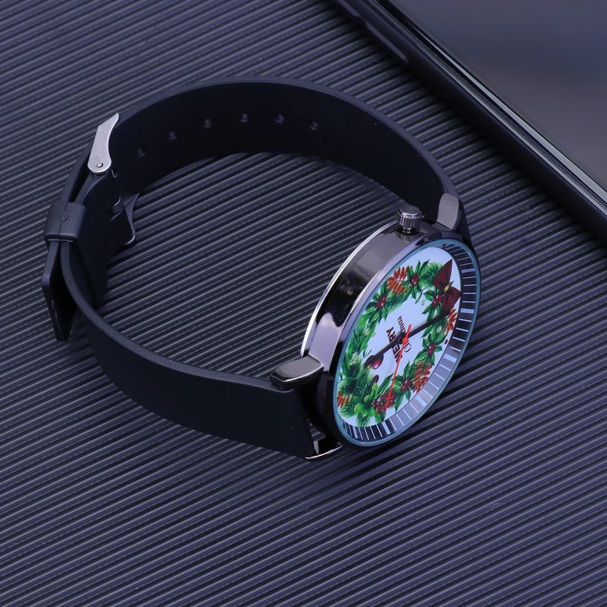Montre à quartz sur le thème de la couronne de Noël, bracelet en plastique réglable et élégant, design simple, cadeau parfait pour la famille et les amis, anniversaire, nouveau