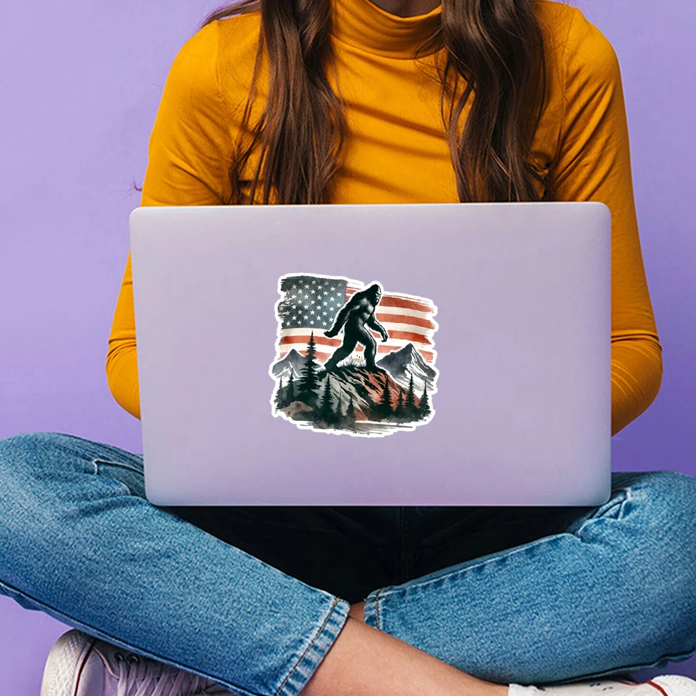ملصق فينيل للمشي لمسافات طويلة بعلم أمريكي وطني مقاس 13 × 12 سم مع تصميم Bigfoot للسيارات والشاحنات وأجهزة الكمبيوتر المحمولة وألواح التزلج