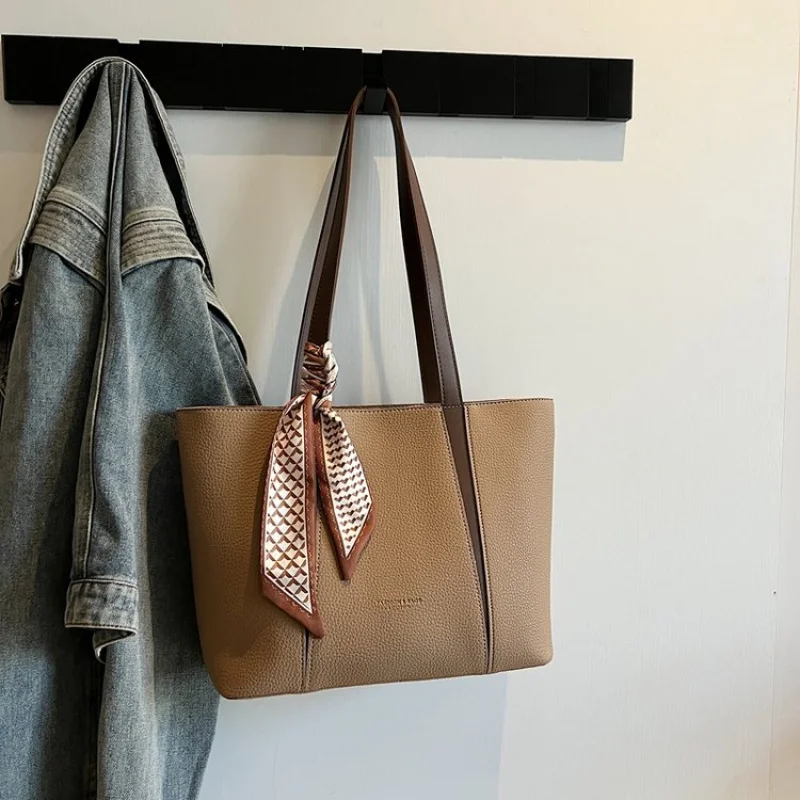 

Women's Crossbody-Bag Made Of Premium Leather Boasting Trendy Design And High-End Vintage Paris Look ​