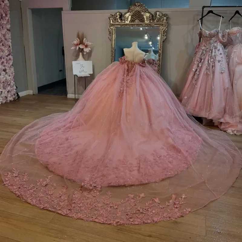 فستان Quinceanera وردي سباركلي ثلاثي الأبعاد مزين بالخرز على شكل فراشة مع كيب تول حفلة عيد ميلاد مشد فيستدو دي 15 أنوس مخصص