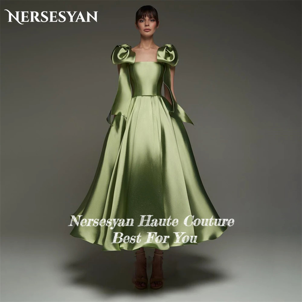 فساتين سهرة رسمية من الساتان الأخضر من Nersesyan بدون أكتاف على شكل حرف A وأشرطة على شكل فيونكة وثنيات للحفلات الراقصة Placzenieе на Akademonu حسب الطلب
