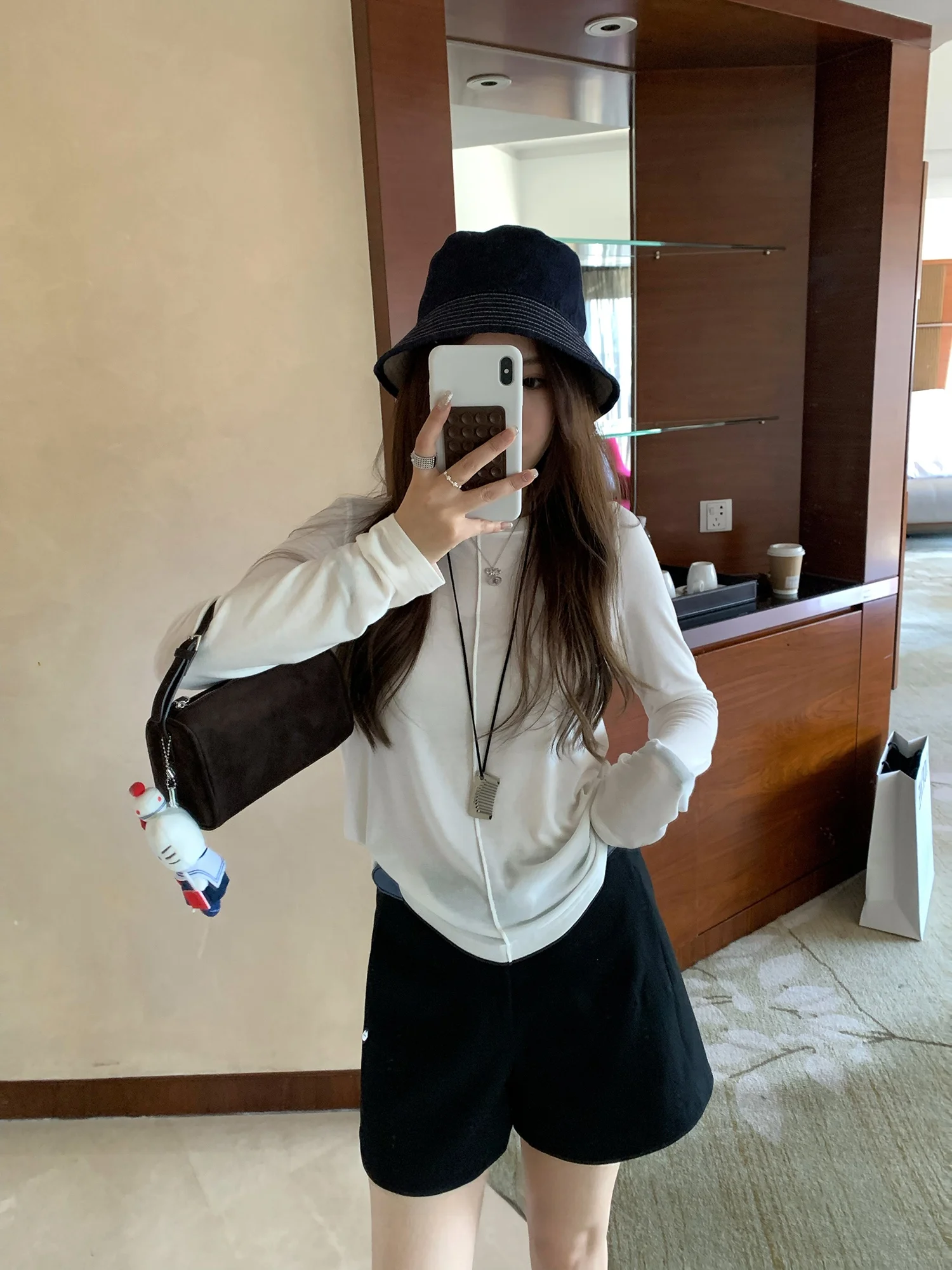 

White Midline Design Long Sve Base irt Thin Autumn Inner Wear Comfortable T-irt Casual Sle Ladies Faion Y Studio