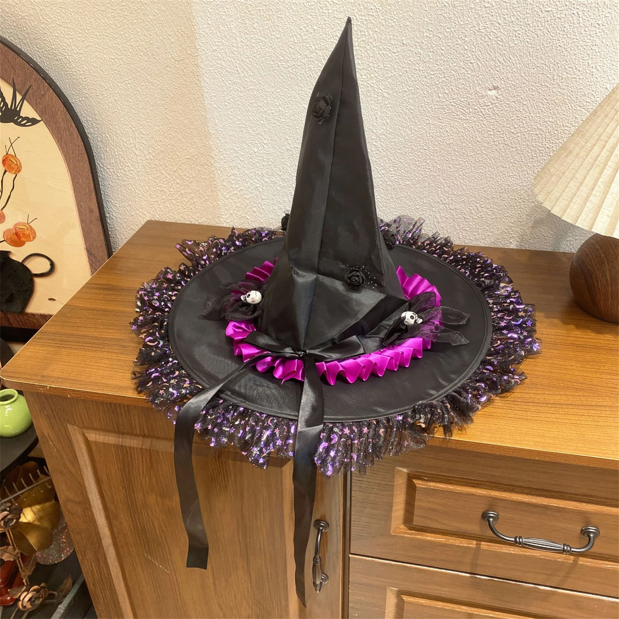 قبعة ساحرة سوداء على الطراز القوطي مع زخرفة جمجمة صغيرة وحواف شبكية لحفلات الهالوين ومتعة الحفلات