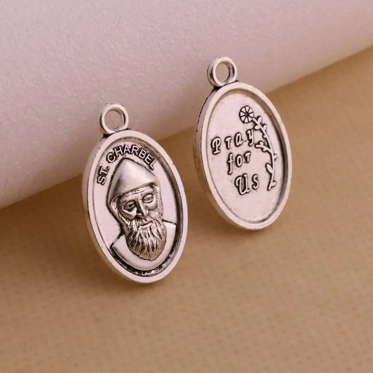 30 Uds. Medalla católica de San Charbel ovalada Saint Charbel orar por nosotros dijes colgantes para Rosario DIY accesorios de joyería