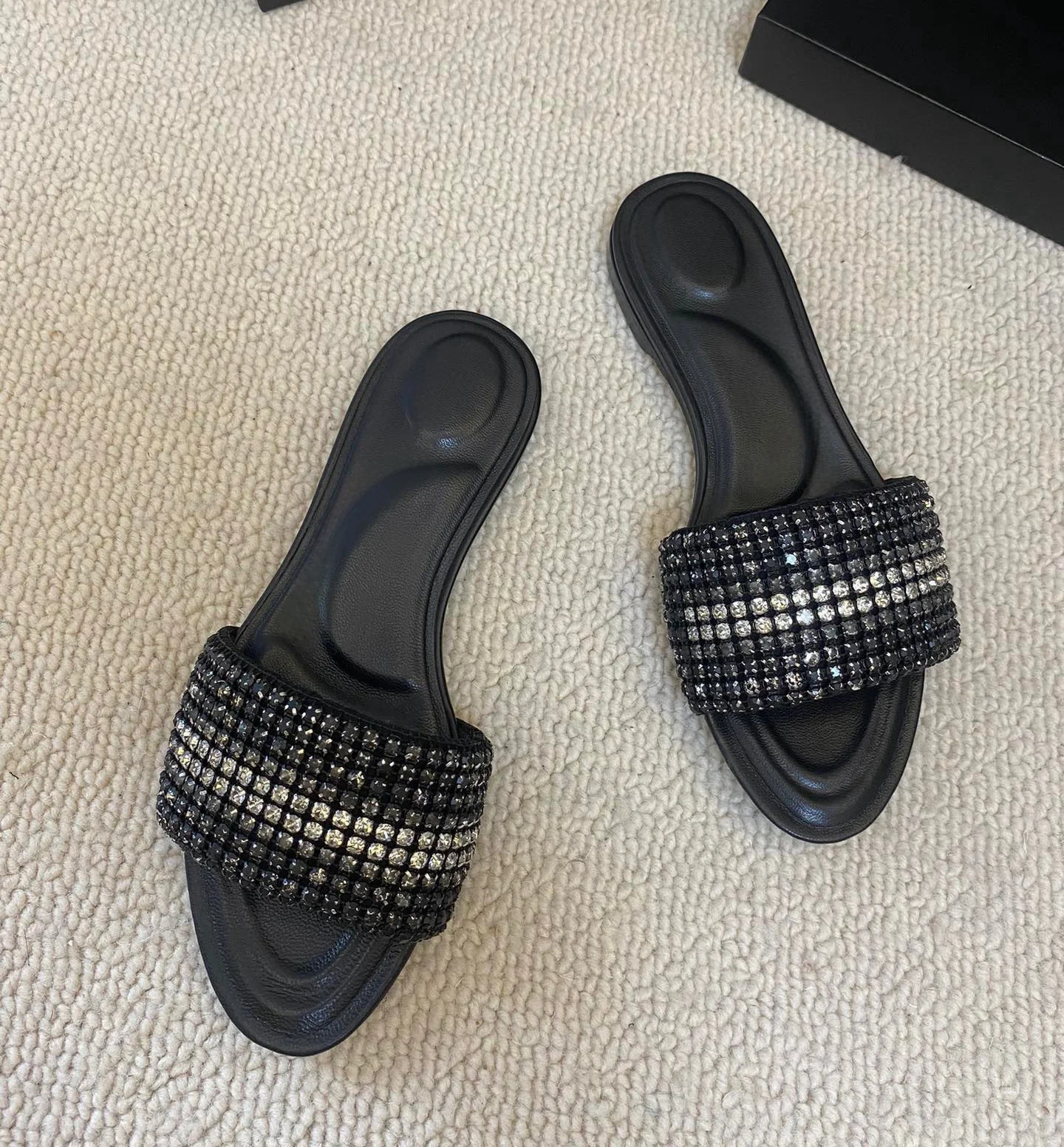 

2024 New Summer Flat Slippers, Sexy, Rhinestones, Cowhide Upper Sheepskin lining, leather outsole, sizes 35-40