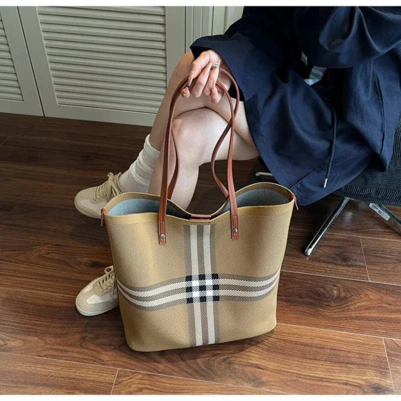 

Fashionable Women's Handbag Crafted From Premium Leather Boasting Paris Inspired And Casual Daily Look