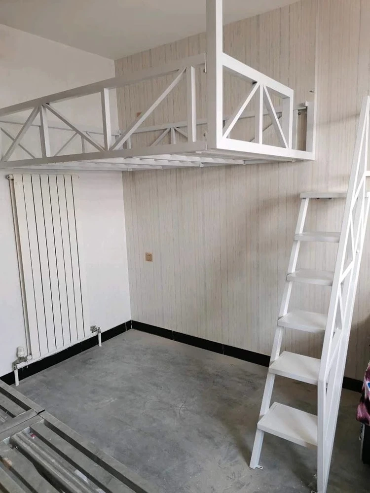 Loft małe mieszkanie oszczędzające miejsce wiszące podwyższone łóżko z kutego żelaza hamak naścienny prześcieradło ludzkie podwójne łóżko