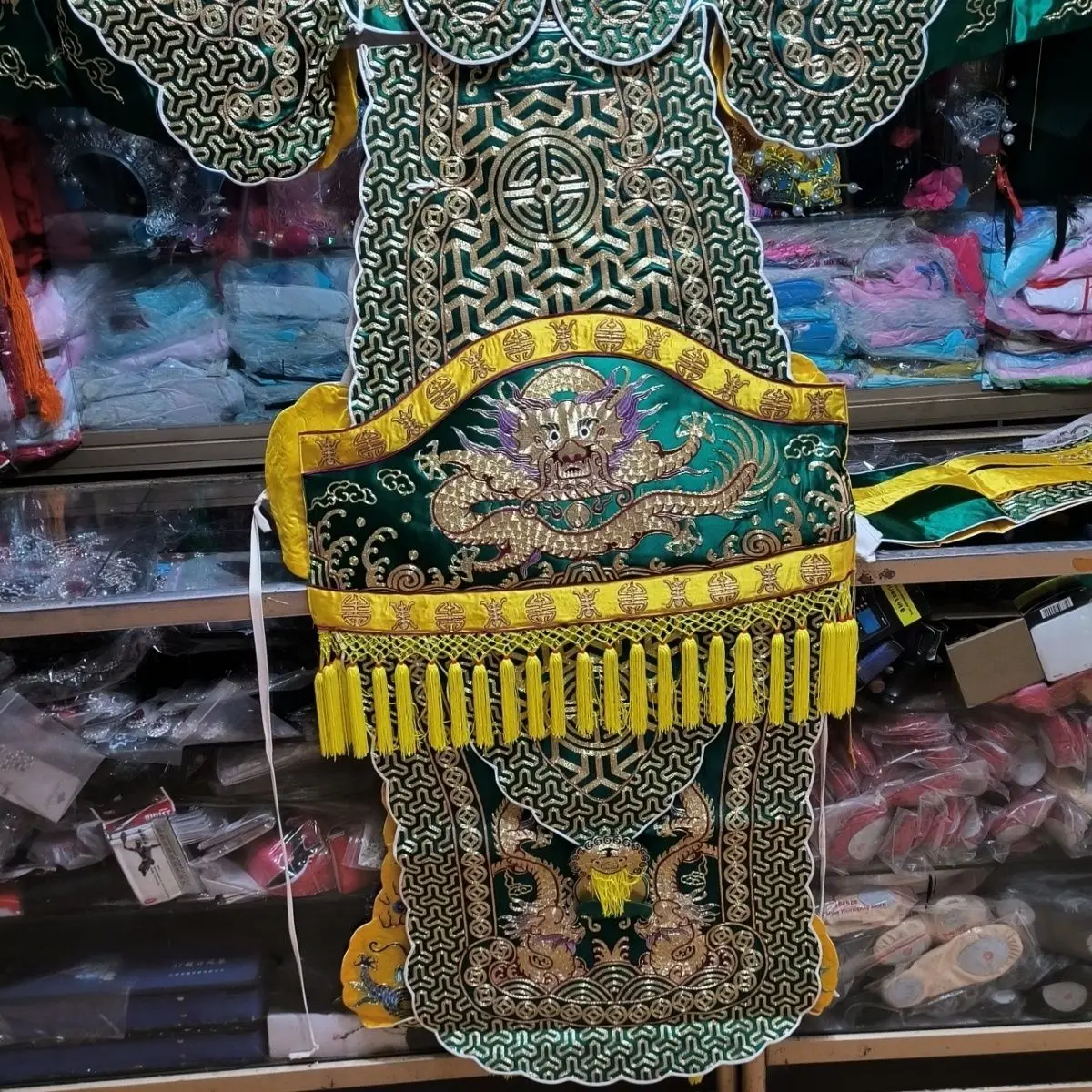 أزياء الأوبرا والأزياء ورجال أوبرا بكين يعتمدون على غوان قونغ الذهبية بالكامل، يعتمد الرجال الكبار على الطلاب الصغار، فنون الدفاع عن النفس