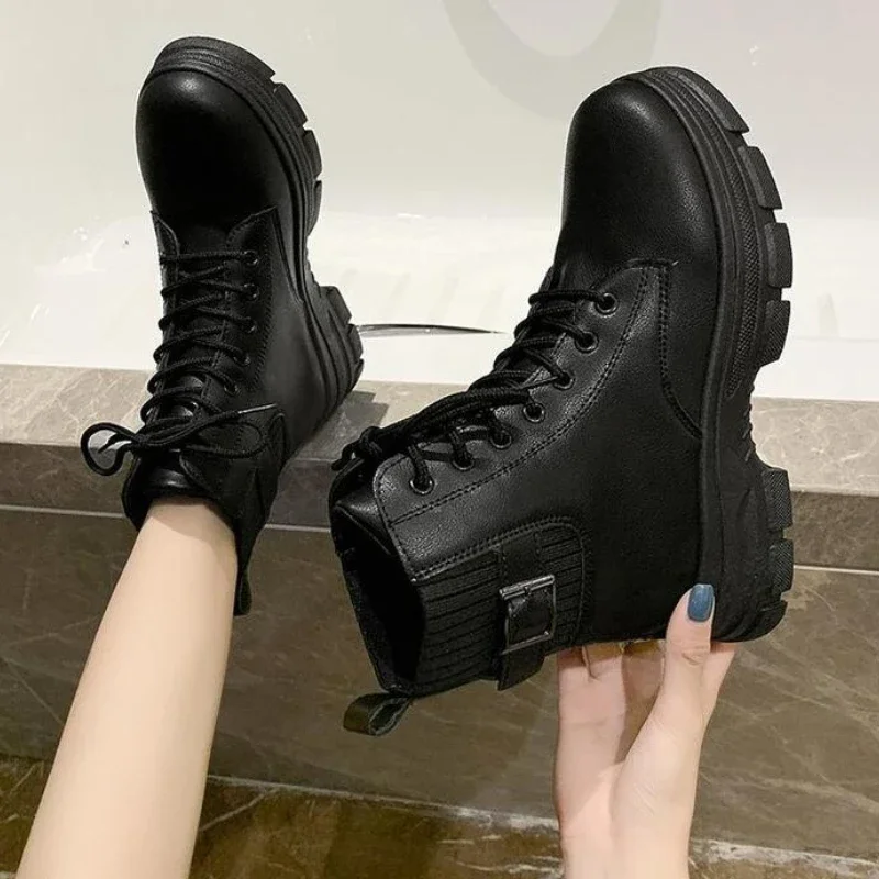 الخريف الشتاء تشيلسي أحذية النساء منصة البني الأسود البيج الأبيض حذاء من الجلد للنساء الفراء قصيرة مكتنزة الشرير القوطية الأحذية