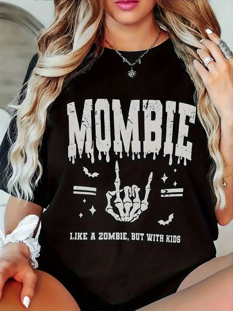 Camiseta elegante para todas las estaciones con estampado autoironista con temática rockera de "MOMBIE", combinada con un gesto de mano de esqueleto lanzando un gesto clásico de rock.