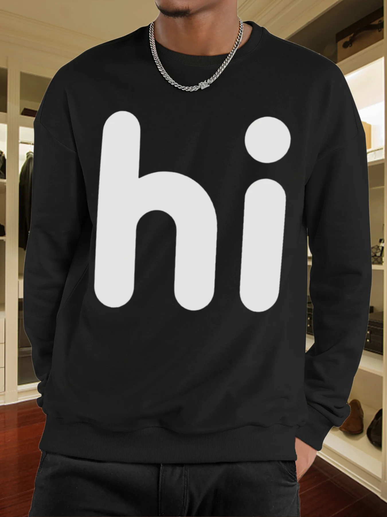 سويت شيرت رجالي كبير الحجم مطبوع عليه نص 'Hi' - أسود مع حروف بيضاء، بلوفر بياقة دائرية وأكمام طويلة، سترة جيب كاجوال #1