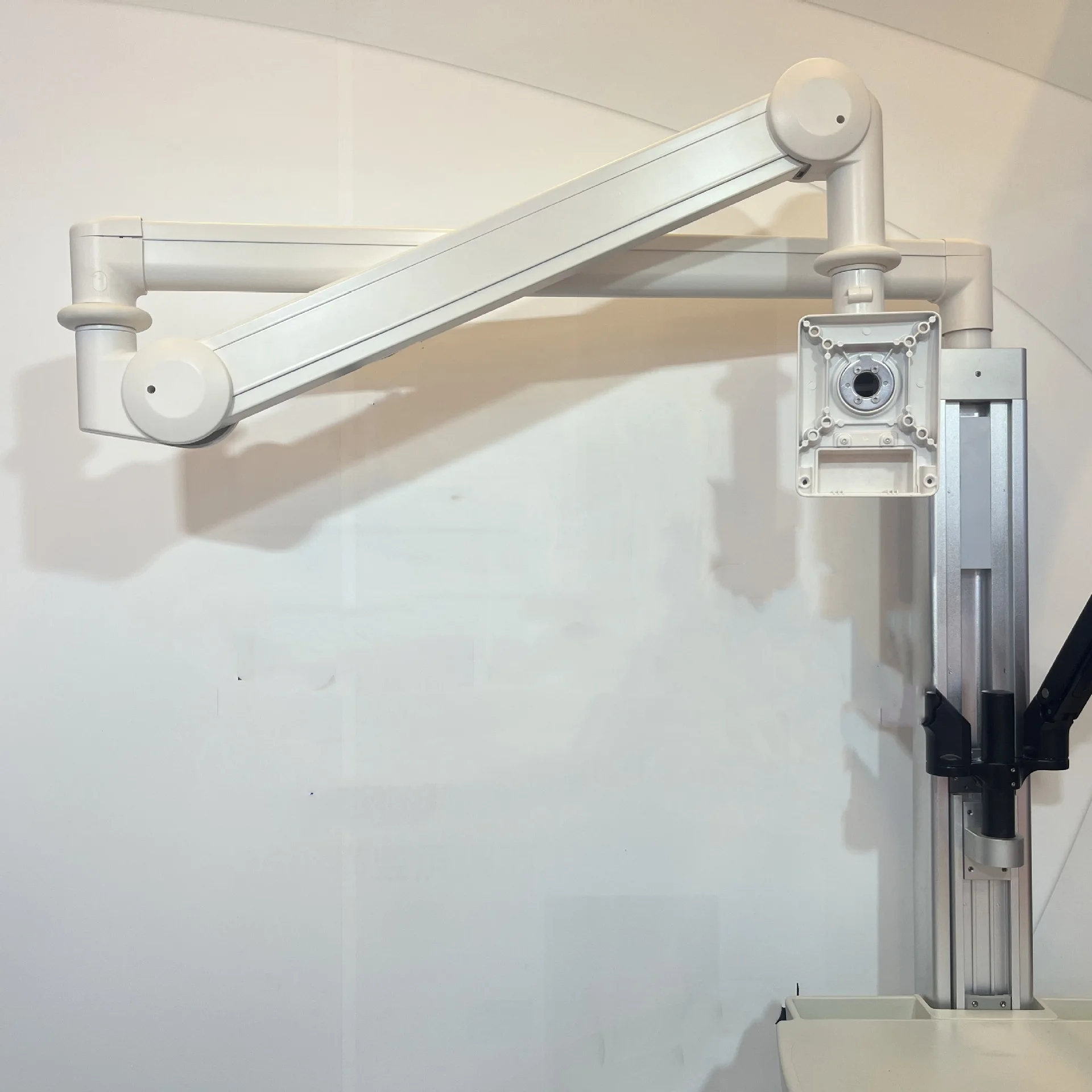 Manufacturers supply display bracket medical universal swing cantilever wall-mounted 14.5kg display bracket.