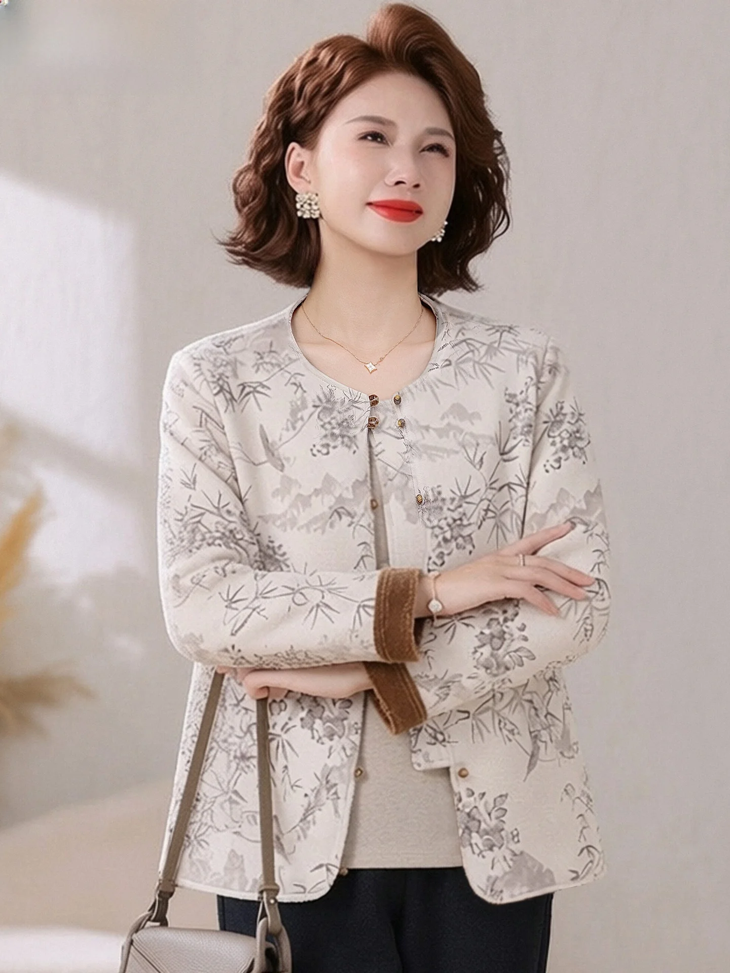 

Новая китайская модная весенняя куртка в стиле «Маленький аромат» 2026 года, новая модель для женщин среднего и старшего возраста, весна-осень