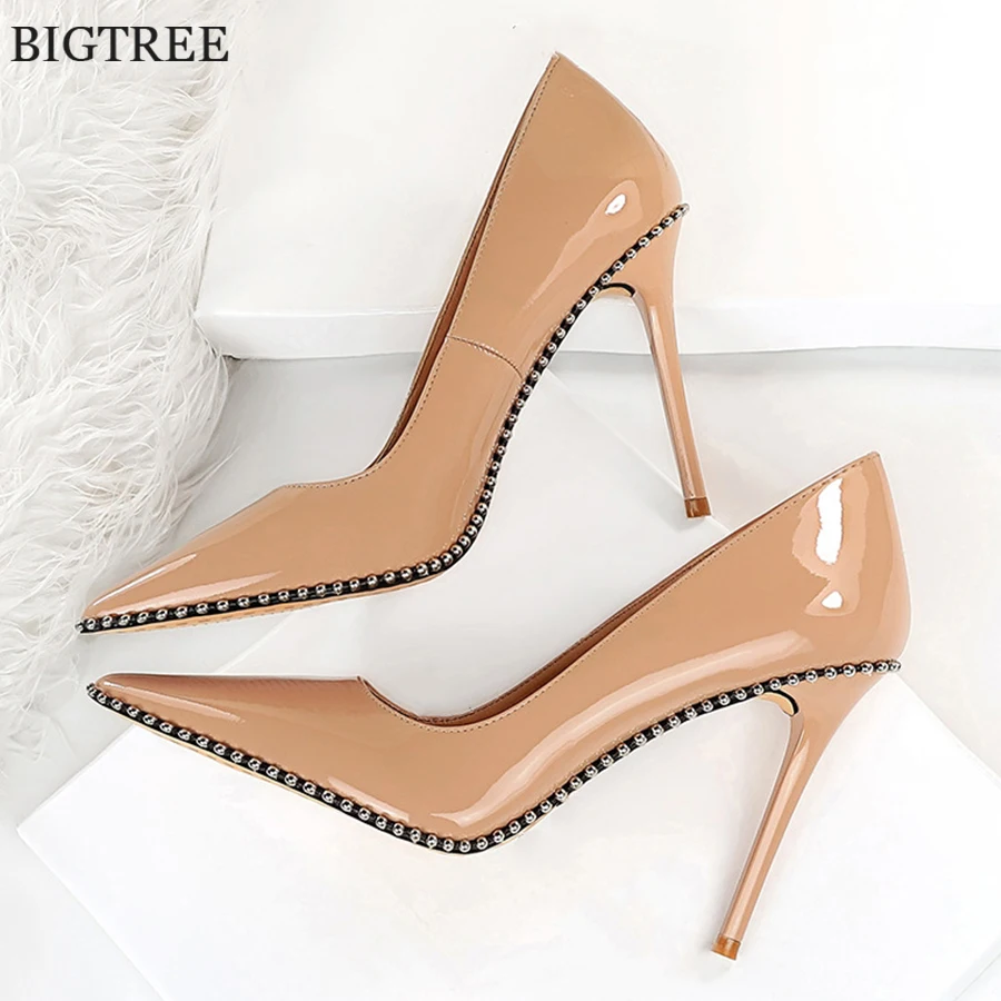 

Metal Chain Retro Shallow Female Pumps Black White Patent Leather High Heels Shoes 2024 New Pointed Toe Women Office Party Shoes