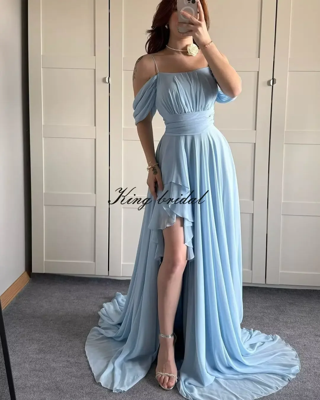 Con spacco lungo una linea pieghe volant abito da sera formale per le donne eleganti abiti da damigella d'onore in chiffon con spalle scoperte