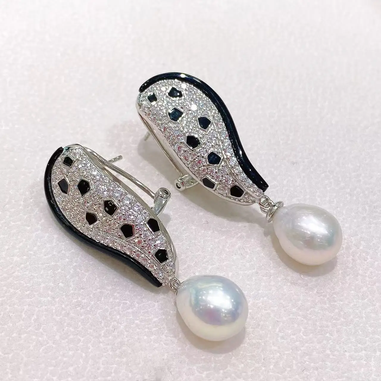 

Новые длинные серьги Huggie в стиле «Черная пантера» с леопардовым принтом и жемчугом, серебро 925, роскошные дизайнерские украшения для женщин