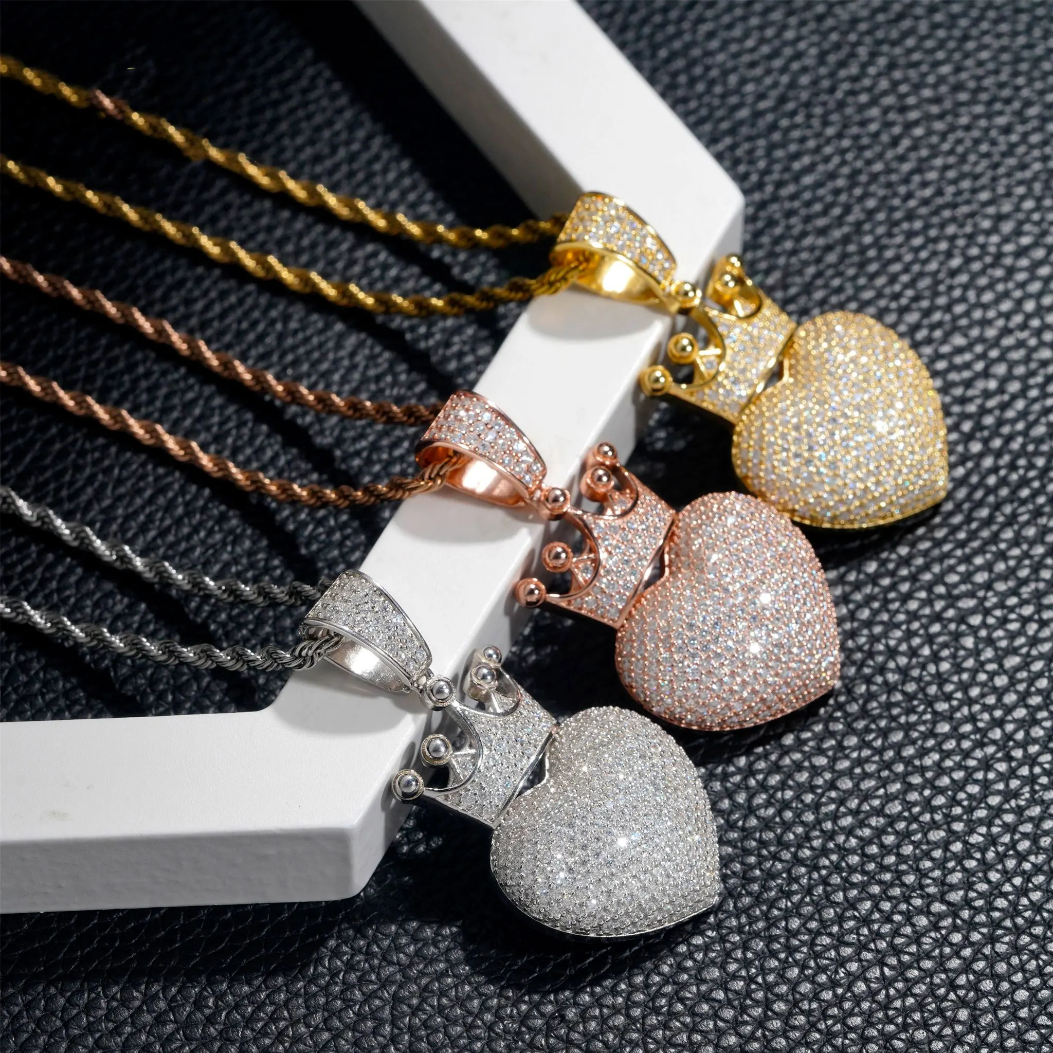 LYEE CYEE New Crown Love Shaped Exquisite Pendant S925 Silver VVS Mozambique Diamond Hip Hop Pendant Necklace Suitable for Rap Singers Men to Wear Birthday Gift Anniversary Meaningful Gift The Best Gift for Good Friends