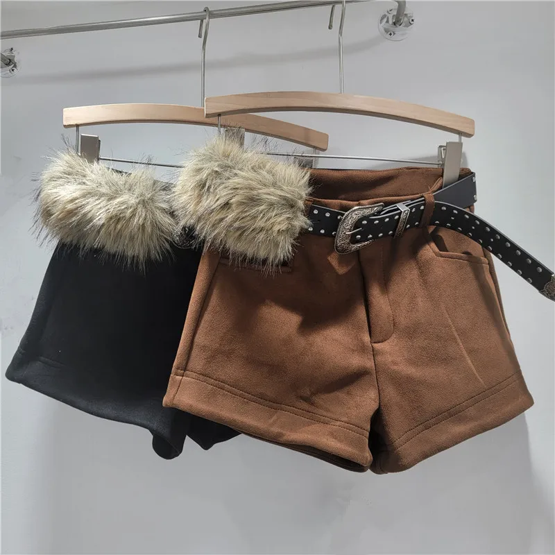 Retro-Shorts aus Wildleder mit Gürtel. Mit einem flatternden Schnitt mit weitem Bein für einen schicken, schmal geschnittenen Look. Perfekt für Stiefel.