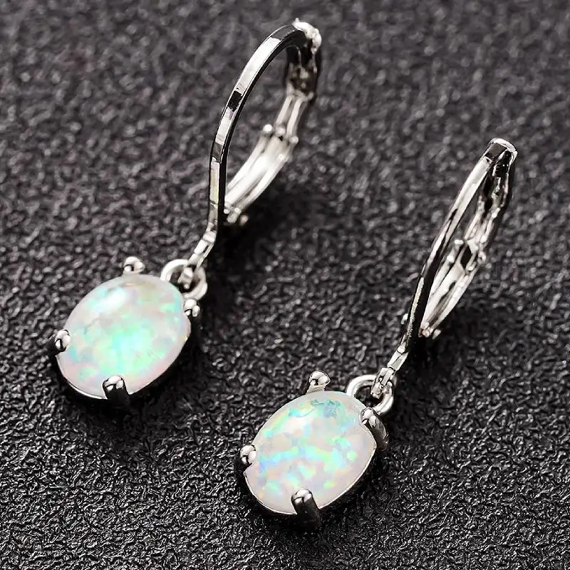 Huitan Damen-Ohrringe im schlichten Stil mit elegantem, imitiertem Opal in silberner Farbe, Party-Accessoires für Damen, trendiger, schicker Schmuck