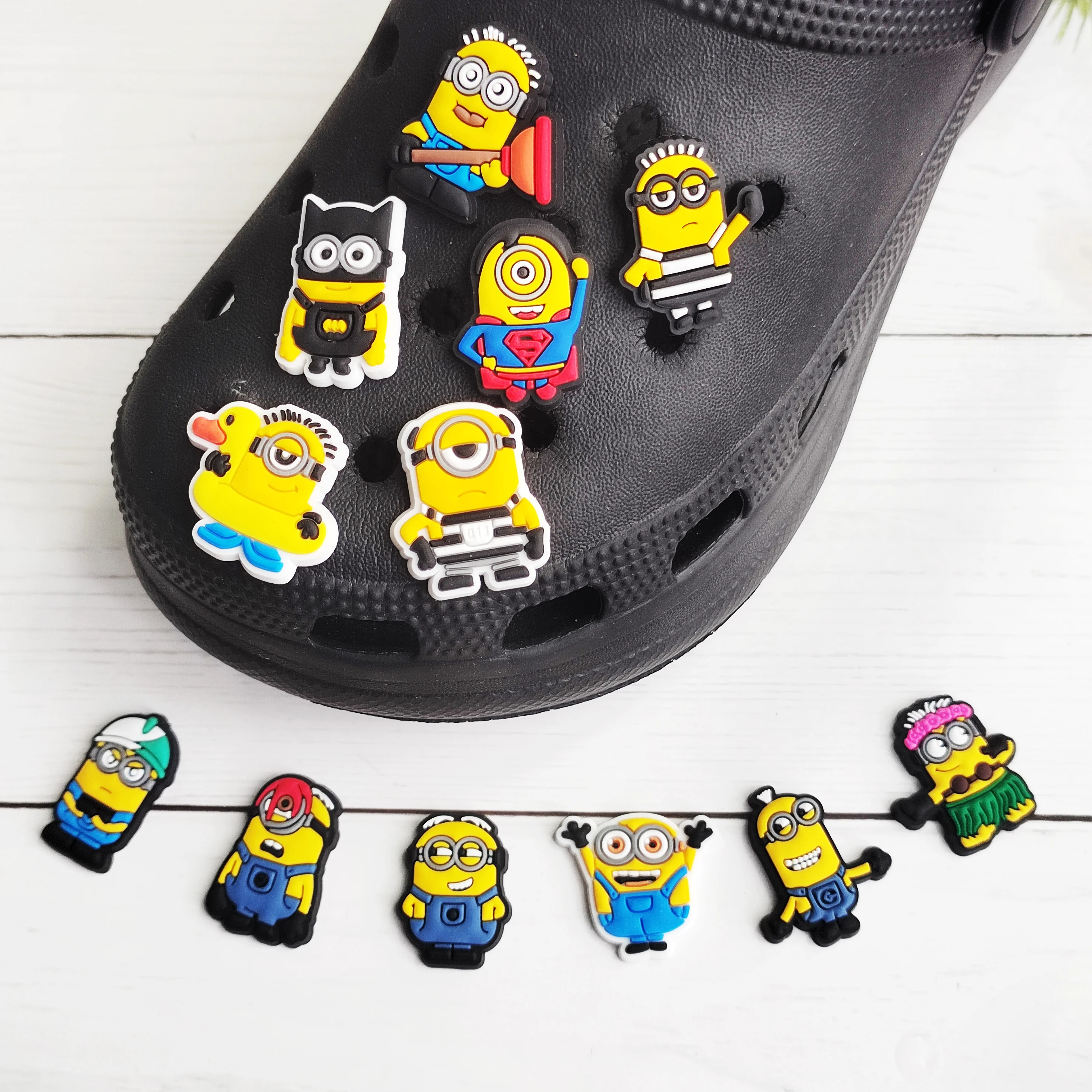 Miniso 12 pz/set Del Fumetto Pendenti E Ciondoli Per Scarpe Cattivissimo Me Accessori IN PVC FAI DA TE Decorazione di Scarpe Per Zoccoli Sandalo Giardino Fibbia Regali Per Bambini