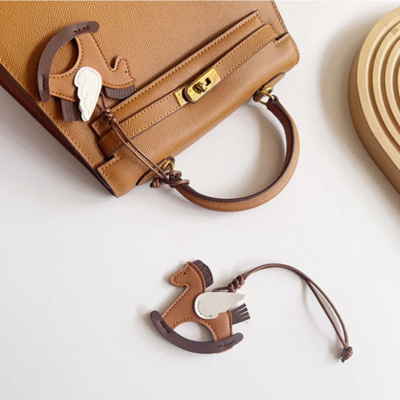 Ręcznie szyty wisiorek z końską sierotką z ekoskóry, ozdoba do torebki, modne i wykwintne akcesoria, prezent dla siostry lub najlepszej przyjaciółki.