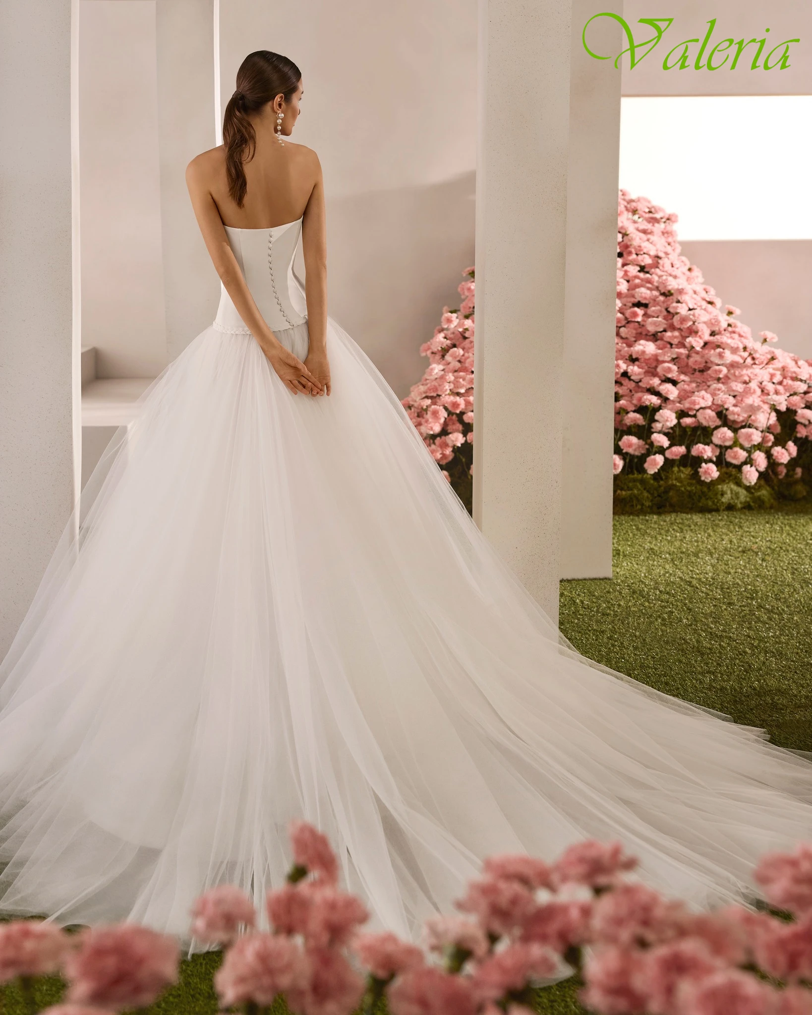 ชุดราตรีทรงเอไลน์แบบสั่งตัด ดีไซน์หรูหรา สำหรับงานเลี้ยงกลางคืน  ชุดออกงานสั่งตัดพิเศษ  ชุดเดรสงานเลี้ยงคุณภาพสูง ดีไซน์มีระดับ