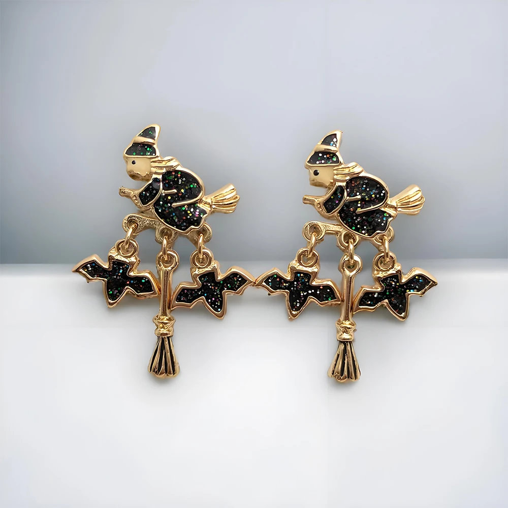 Personalized Witch Theme Earrings! Alloy Material to Create a Witch Riding Broom Shape, with Bat Pendant, Dark Trendyy Style, Everyday Versatile Style for Halloween Festivals